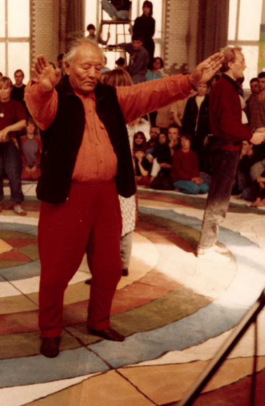 צ'וגיאל נמקאי נורבו רוקד על המנדלה